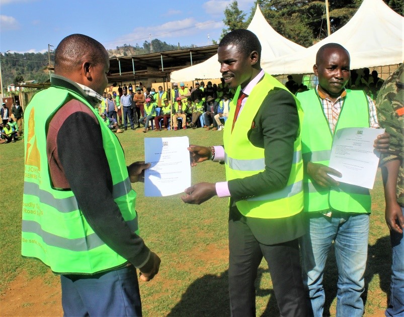 https://igembe-south.ngcdf.go.ke/wp-content/uploads/2021/06/Bodaboda-rider-receives-an-interim-Driving-Licence-training-funded-by-constituency-cdf.jpg